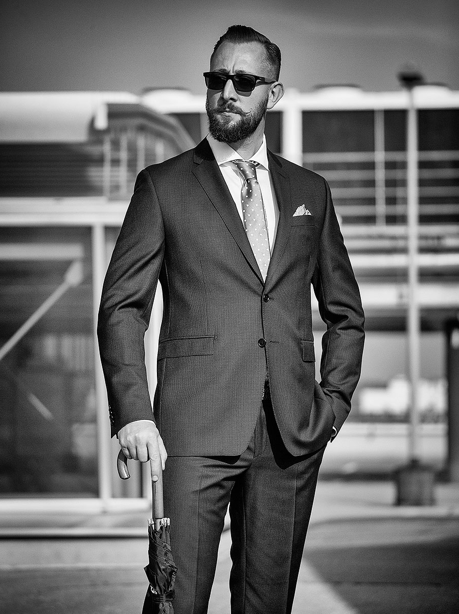 Moderno i elegantno muško poslovno odijelo