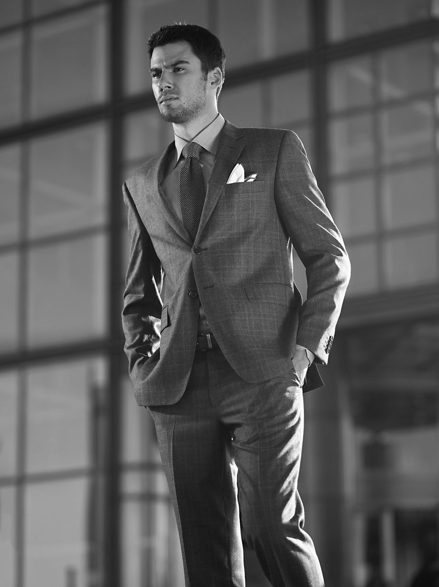 Moderno i elegantno muško poslovno odijelo