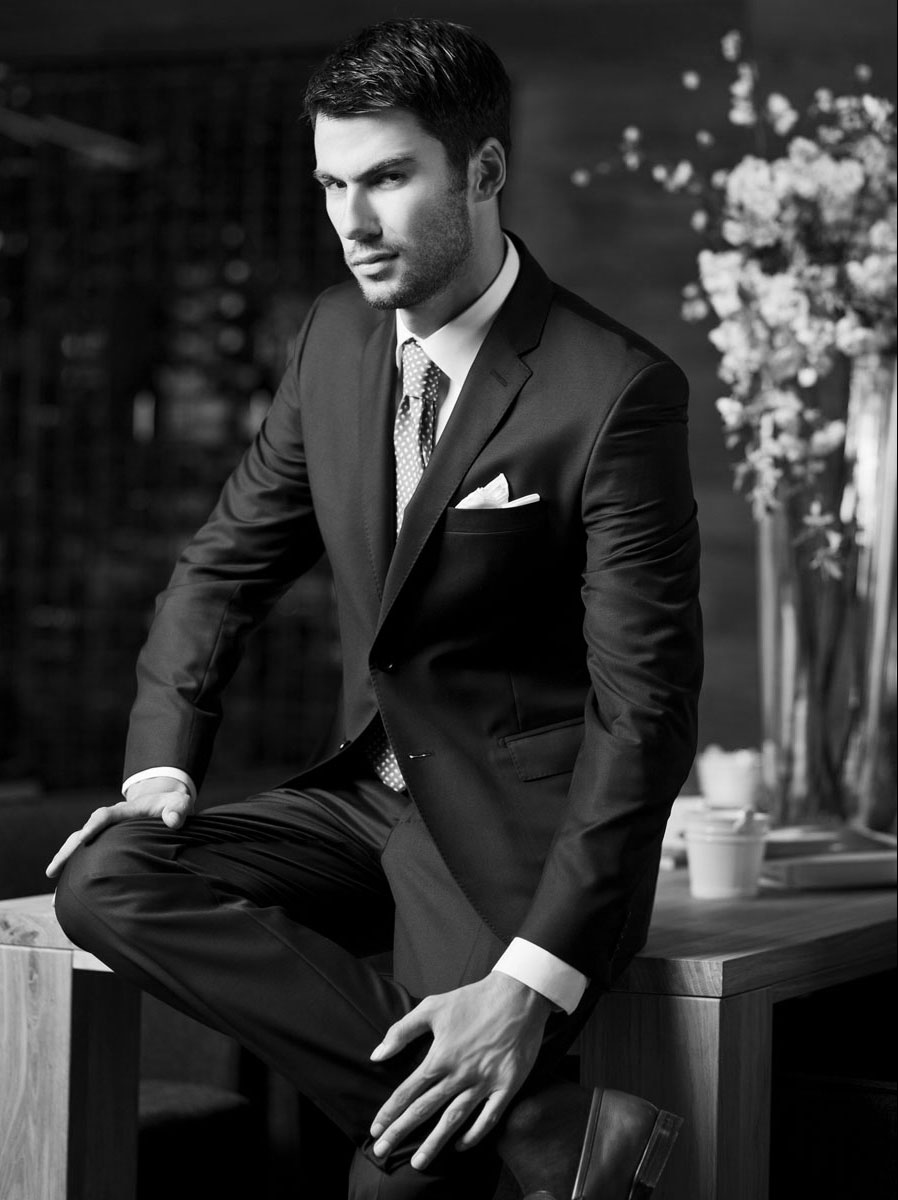 Moderno i elegantno muško poslovno odijelo